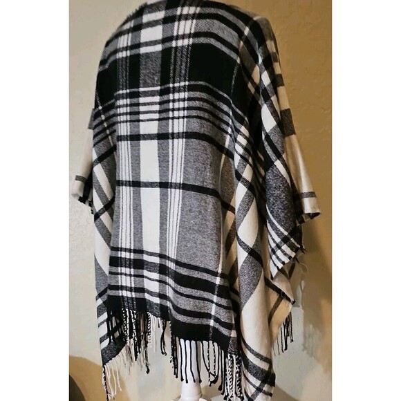 A New Day Womens Poncho One Size Fits Most Black/White Plaid Fringe Hem - Picture 4 of 9